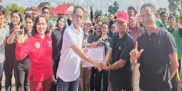FOTO: MATAKALTENG Dinas Perpustakaan dan Kearsipan (Dispursip) Murung Raya (Mura) menerima penghargaan dari Pemerintah Daerah dan Pengurus Persatuan Senam Indonesia (Persani) Kabupaten Murung Raya.