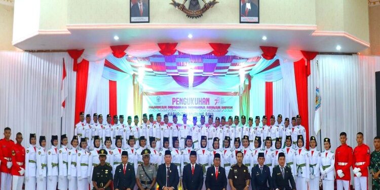 FOTO: MATAKALTENG - Bupati Murung raya Perdie M. Yoseph secara resmi mengukuhkan sebanyak 58 anggota Pasukan Pengibar Bendera Pusaka (Paskibraka) tingkat Kabupaten Murung Raya.