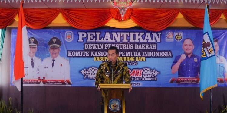 FOTO: MATAKALTENG - Bupati Murung Raya (Mura), Perdie M.Yoseph menghadiri pelantikan Pengurus DPD Komite Nasional Pemuda Indonesia (KNPI) Kabupaten Murung Raya periode 2023-2026 yang berlangsung di Gedung Dewan Adat Dayak (DAD) Mura, Jumat (15/9/2023).