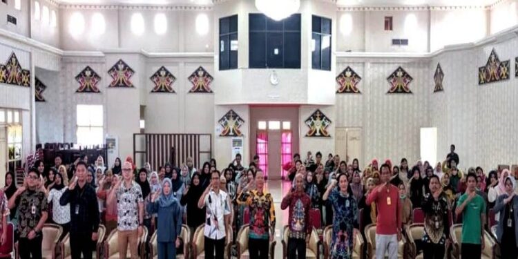 FOTO: MATAKALTENG - Asisten III Sekretariat Daerah (Setda) Murung Raya (Mura), Batara membuka pelatihan manajemen bagi pelaku Usaha, Mikro Kecil, dan Menengah (UMKM) yang dilaksanakan Dinas Koperasi Usaha Kecil Menengah Perindustrian dan Perdagangan (Diskop UKM Perindag) dilaksanakan di GPU Tira Tangka Balang, Jumat (20/10/2023).