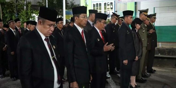 FOTO: MATAKALTENG - Bupati Murung Raya Perdie M.Yoseph mengikuti upacara kehormatan dan renungan suci yang dimulai tepat pukul 00.00 WIB di Taman Makam Pahlawan (TMP) Puruk Cahu, Rabu (16/8/2023).
