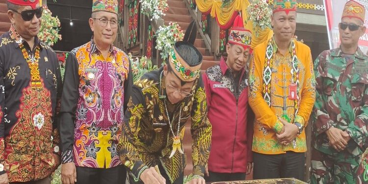 FOTO: MATAKALTENG - Bupati Mura, Perdie M.Yoseph, saat meresmikan Lopo Betang Perdie M Yoseph.