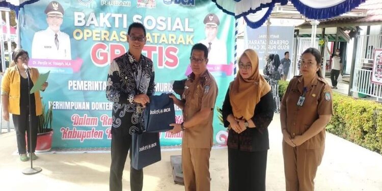 FOTO: MATAKALTENG - Wabup Mura, Rejikinor pada saat memberikan bantuan kepada pasien.