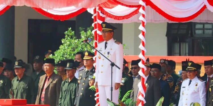 FOTO: MATAKALTENG - Bupati Murung Raya (Mura), Perdie M. Yoseph pimpin upacara peringatan HUT ke -78 kemerdekaan Republik Indonesia tahun 2023 dengan menjadi inspektur upacara yang berlangsung di halaman kantor Bupati Mura, Kamis (17/8/2023).