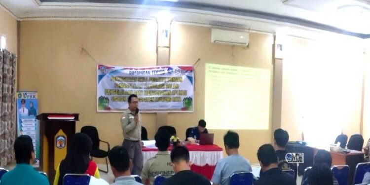 FOTO: MATAKALTENG - Bimtek guna meningkatkan skill pegawai dengan pemanfaatan teknologi dalam pengelolaan data menggunakan aplikasi Signal Monitoring (Sigmon) atau pengukur signal yang berlangsung di Aula Balairung Abdi Praja, Kantor Kecamatan Murung, Jumat (20/10/2023).