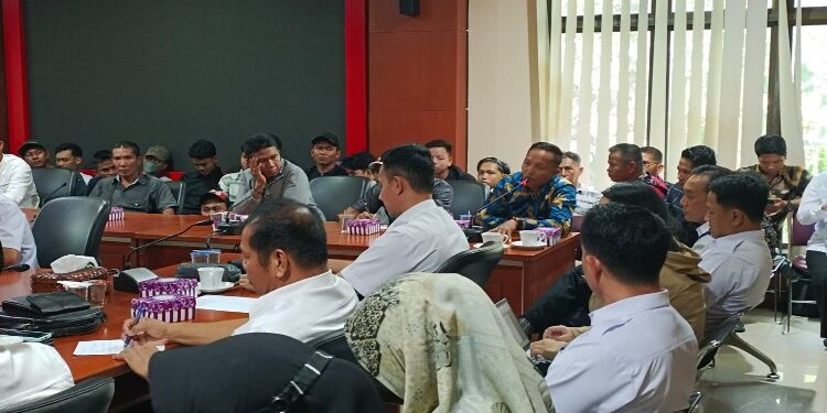 FOTO: MATAKALTENG - Suasana Rapat Dengar Pendapat Umum (RDPU) dengan para pedangan pasar Alun – alun Jorih Jerah Puruk Cahu, di Gedung DPRD Mura, Rabu (26/7/2023).