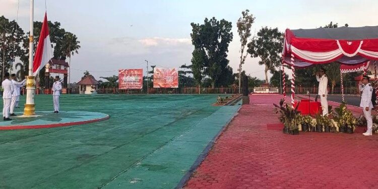 FOTO: MATAKALTENG - Wakil Bupati Murung Raya (Mura), Rejikinoor memimpin jalannya upacara penurunan bendera merah putih pada peringatan Hari Ulang Tahun (HUT) ke -78 Republik Indonesia tahun 2023, berlangsung di halaman kantor Bupati Mura, Kamis (17/8/2023) sore.