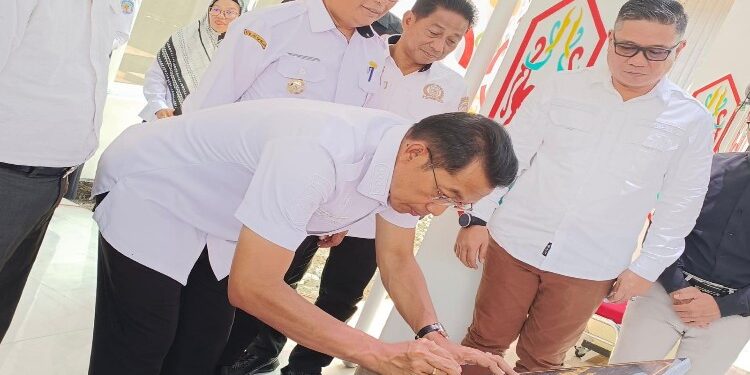 FOTO: MATAKALTENG - Bupati Murung Raya (Mura), Perdie M. Yoseph secara resmi meresmikan bangunan gedung baru Dinas Perumahan Rakyat dan Kawasan Permukiman serta Pertahanan (Perkimtan) Mura yang berada di Jalan Letjend Suprapto, Komplek Pemda Kota Puruk Cahu, Rabu (20/9/2023).