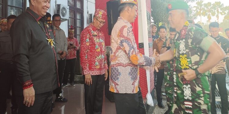 FOTO: MATAKALTENG - Bupati Murung Raya (Mura), Perdie M. Yoseph menyambut kedatangan Dandim 1013/Mtw, Letkol Inf Agussalim Tuo beserta istri Yuanita Kurniawati di halaman rumah jabatan bupati, Kamis (27/7/2023).