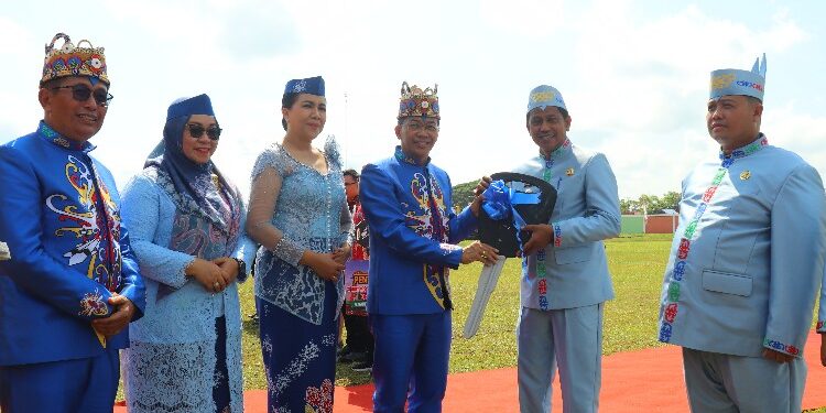 FOTO: MATAKALTENG - Penyerahan secara simbolis bantuan alat berat oleh Bupati Mura, Perdie M.Yoseph.