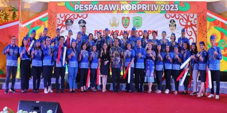 FOTO: MATAKALTENG - Bupati Murung Raya (Mura), Perdie M. Yoseph menghadiri pembukaan Pekan Seni Paduan Suara Gerejawi (Pesparawi) Korpri IV Tingkat Provinsi Kalteng tahun 2023, bertempat di GPU Handep Hapakat, Kabupaten Pulang Pisau.