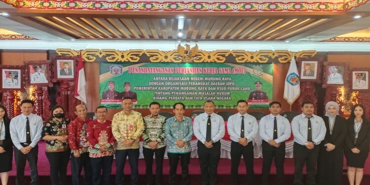 FOTO: MATAKALTENG - Foto bersama usai pelaksanaan penandatanganan perjanjian kerja sama.