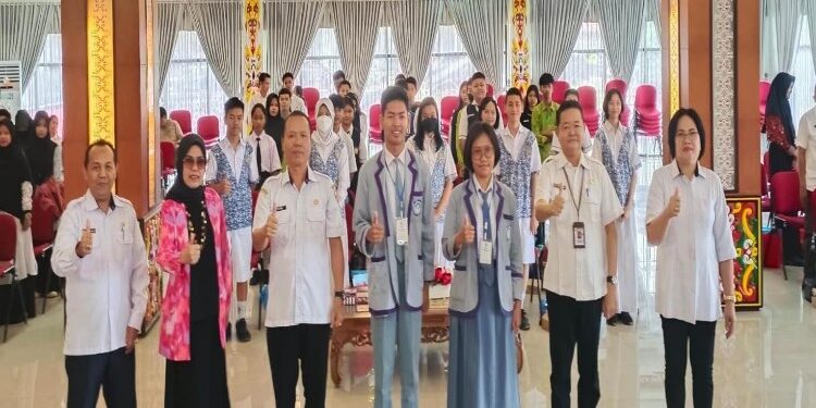 FOTO: MATAKALTENG - Para pelajar saat mengikuti kegiatan sosialisasi keamanan pangan yang berlangsung di Aula Cahai Ondui Tingang, Rabu (20/9/2023).