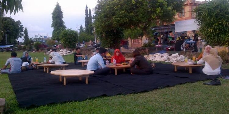 FOTO: IST/MATAKALTENG - Masyarakat saat menikmati berbagai macam Kuliner di Kawasan Iring Witu Kota Buntok.