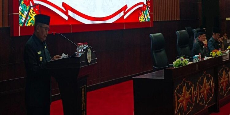 FOTO: MATAKALTENG - Wakil Bupati Murung Raya (Mura), Rejikinoor menyampaikan jawaban dan penjelasan terhadap pemandangan umum yang telah disampaikan fraksi-fraksi DPRD terkait I (satu) buah Rancangan Peraturan Daerah (Raperda) pada rapat Paripurna ke – 5 masa sidang II tahun 2023 di Gedung DPRD Murung Raya, Jum’at (28/7/2023) malam.