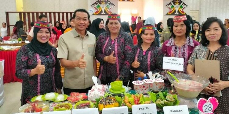 FOTO: MATAKALTENG - Bupati Murung Raya Perdie M.Yoseph  membuka secara resmi lomba dengan tema berdayakan pangan lokal ini didampingi Wakil Bupati Murung Raya Rejikinoor, Ketua TP-PKK, Ketua DWP dan sejumlah Kepala Perangkat Daerah lainnya dilaksanakan di Gedung Pertemuan Umum Tira Tangka Balang, Sabtu (29/7/2023).