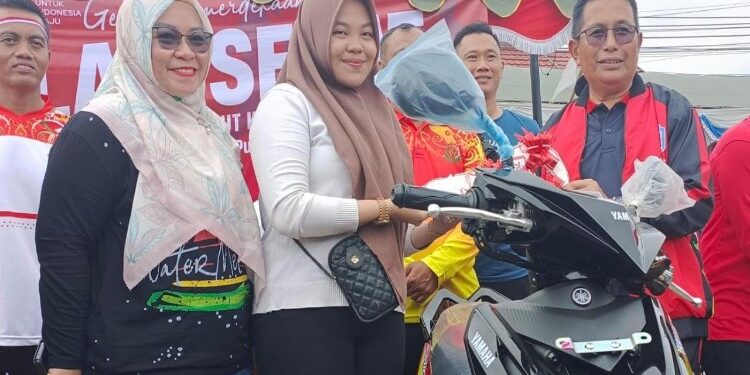 FOTO: MATAKALTENG - Wakil Bupati (Wabup) Murung Raya (Mura), Rejikinoor menyerahkan satu unit sepeda motor yang merupakan hadiah utama untuk masyarakat Murung Raya yang beruntung atas pengundian kupon kegiatan jalan sehat semarak HUT ke78 Republik Indonesia yang berlangsung di depan Pos Kota Bundaran Emas Kota Puruk Cahu, Jum’at (18/8/2023).