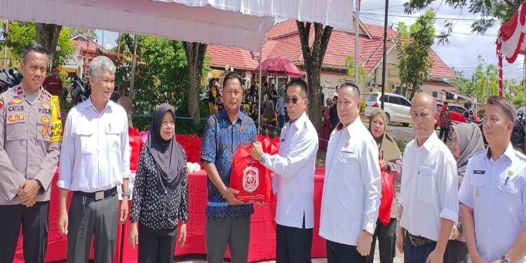 FOTO: MATAKALTENG - Penjabat (Pj) Bupati Murung Raya (Mura), Hermon secara resmi membuka operasi pasar atau pasar murah.