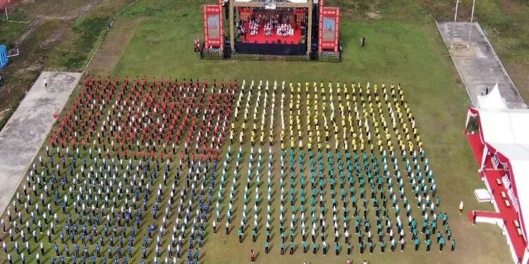 FOTO: MATAKALTENG - Ribuan pelajar terdiri dari siswa dan siswi dari 13 sekolah di Kabupaten Murung Raya mengikuti senam berencana itu keren, berlangsung dilapangan stadion Willy M. Yoseph pada Senin (31/7/2023) pagi.