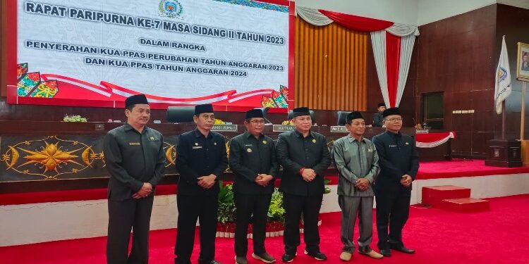 FOTO: MATAKALTENG - Wakil Bupati Murung Raya (Mura), Rejikinoor menyerahkan rancangan Kebijakan Umum Anggaran dan Priorotas Plafon Anggaran Sementara (KUA – PPAS) perubahan tahun anggaran 2023 beserta rancangan KUA - PPAS tahun anggaran 2024 kepada DPRD Mura melaluirapat paripurna ke -7 masa sidang II di Gedung DPRD Murung Raya, Jum'at (18/8/2023) siang.
