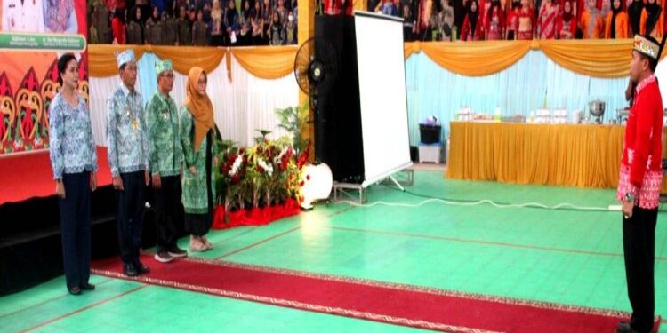 FOTO: MATAKALTENG - Bupati Murung Raya (Mura), Perdie M.Yoseph bersama Wakil Bupati Mura, Rejikinoor mengundang seluruh Aparatur Sipil Negara (ASN) baik itu Pegawai Negeri Sipil (PNS) maupun tenaga kontrak untuk menyapaikan ucapan pamit dan perpisahan dalam mengakhiri masa jabatannya.