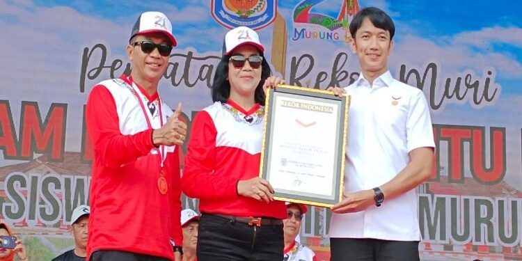 FOTO: MATAKALTENG - Penerimaan penghargaan rekor muri senam peserta terbanyak.