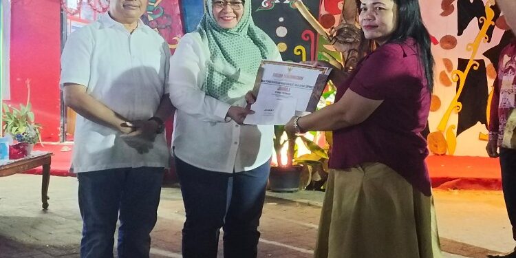 FOTO: MATAKALTENG - Wakil Bupati Murung Raya (Mura), Rejikinoor secara resmi menutup kegiatan Mura Expo tahun 2023 yang berlangsung di alun-alun Jorih Jerah Kota Puruk Cahu, Sabtu (19/08/2023) malam.