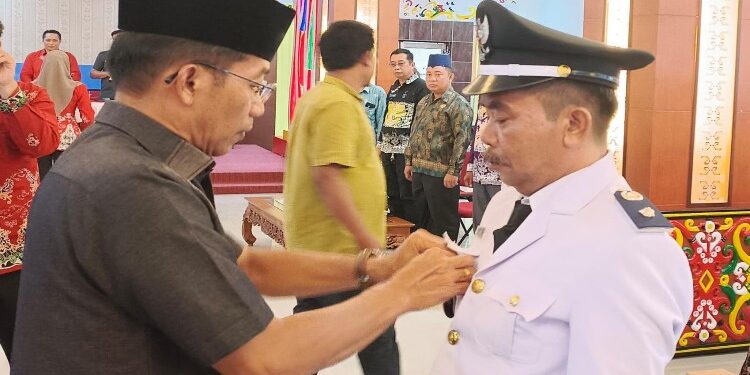 FOTO: MATAKALTENG - Bupati Murung Raya (Mura), Perdie M.Yoseph secara resmi melantik dan mengambil sumpah janji jabatan Kepala Desa Penda Siron yang berlangsung di Aula Cahai Ondhui Tingang, Kamis (21/9/2023).