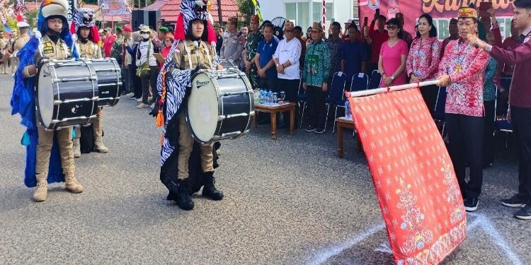 FOTO: MATAKALTENG - Bupati Murung Raya (Mura), Perdie M.Yoseph secara resmi melepas peserta pestival budaya yang digelar dalam rangka menyambut dan memeriahkan HUT Kabupaten Murung Raya yang ke 21 berlangsung di Komplek Pemda Mura, Senin (31/7/2023).