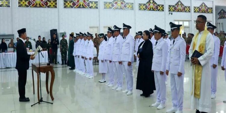 FOTO: MATAKALTENG - Bupati Murung Raya (Mura), Perdie M. Yoseph melantik sebanyak 34 Kepala Desa (Kades) se- Kabupaten Murung Raya yang dilaksanakan di Gedung Pertemuan Umum (GPU) Tira Tangka Balang Puruk Cahu, Senin (21/8/2023).
