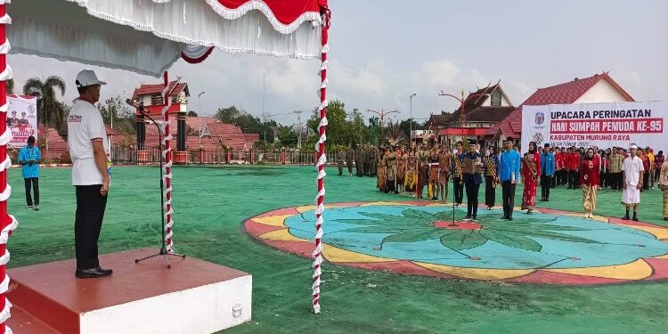 FOTO: MATAKALTENG - Penjabat (Pj) Bupati Murung Raya (Mura), Hermon pimpin pelaksanaan upacara peringatan Hari Sumpah Pemuda (HSP) ke - 95 yang berlangsung di Halaman Kantor Bupati Mura, Sabtu (28/10/2023).