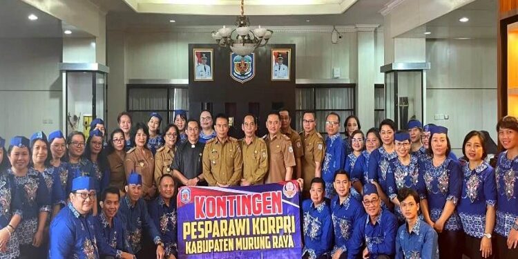 FOTO: MATAKALTENG - Sekretaris Daerah (Sekda) Murung Raya (Mura), Hermon melepas kontingen Pesparawi KORPRI Kabupaten Murung Raya yang berlansung di Aula Gedung A Kantor Bupati Mura, Senin (28/8/2023).