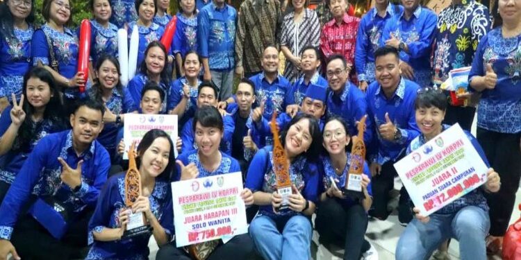 FOTO: MATAKALTENG - Kontingen Murung Raya (Mura) yang mengikuti Pekan Seni Paduan Suara Gerejawi (PESPARAWI) Korpri IV tingkat Provinsi Kalimantan Tengah (Kalteng) berhasil meraih juara II kategori Paduan Suara Dewasa Campuran (PSDC).