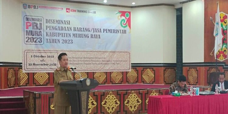 FOTO: MATAKALTENG - Asisten II Sekretariat Daerah (Setda) Mura, Ferry Hardy saat membuka kegiatan sosialisai dan pelatihan diseminasi pengadaan barang dan jasa untuk pegawai lingkup Pemkab Mura yang berlangsung di GPU Tira Tangka Balang, Selasa (3/10/2023).