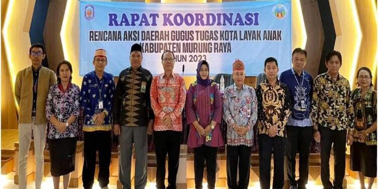 FOTO: MATAKALTENG - Foto bersama usai pembukaan Rakor RAD Gugus Tugas Kota dan KLA Kabupaten Murung Raya tahun 2023 di Aula Bappelitbangda Kabupaten Murung Raya, Kamis (6/7/2023).
