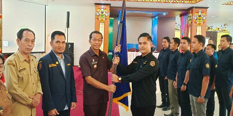 FOTO: MATAKALTENG - Bupati Murung Raya (Mura), Perdie M. Yoseph secara resmi melantik dan mengukuhkan pengurus organisasi Karang Taruna Kabupaten Murung Raya untuk masa bakti 2023-2028 di Aula Cahai Ondui Tinggang, Selasa (5/9/2023).