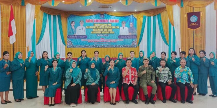 FOTO: MATAKALTENG - Asisten II Sekretariat Daerah (Setda) Murung Raya (Mura), Fery Hardy secara resmi membuka Rapat Konsultasi (Rakon) Tim Penggerak Pemberdayaan dan Kesejahteraan Keluarga (TP-PKK) yang terlebih dahulu dilaksanakan pelantikan TP - PKK Kecamatan, Kelurahan dan Desa yang berlangsung di Gedung Pertemuan Umum (GPU) Tira Tangka Balang Puruk Cahu, Jumat (8/9/2023).