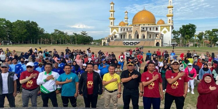 FOTO : AKH/MATAKALTENG - Pj Bupati Sukamara Kaspinor bersama Forkopimda dan masyarakat peserta jalan santai di Alun-alun Masjid Agung Sukamara.