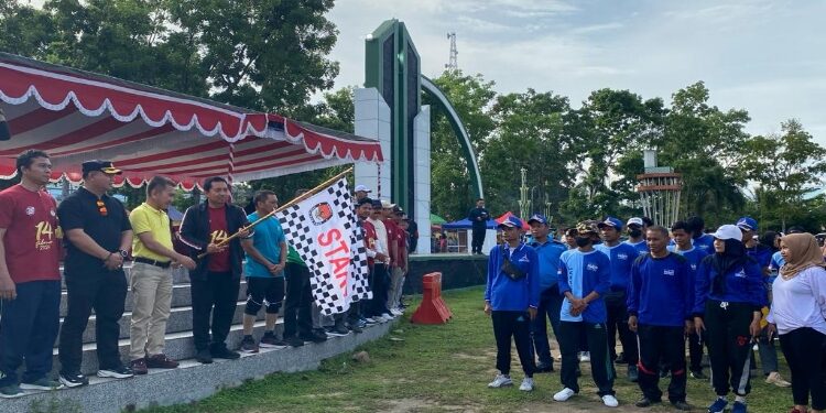 FOTO: AKH/MATAKALTENG - Penjabat Bupati Sukamara Kaspinor saat melepas ratusan peserta jalan santai KPU Sukamara di Alun-alun Masjid Agung Sukamara.