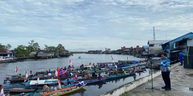 FOTO: AKH/MATAKALTENG - Pj Bupati Sukamara Kaspinor saat memberikan sambutan lomba mancing mania di Sungai Jelai.
