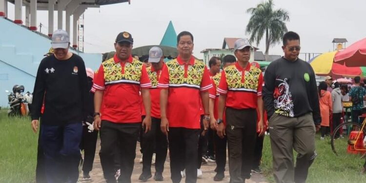 FOTO: PROKOM SERUYAN/MATA KALTENG - Pj Bupati Seruyan, Djainuddin Noor (tengah) saat menghadiri jalan sehat pemilu damai di Stadion Mini Gagah Lurus Kuala Pembuang, Minggu 10 Desember 2023.