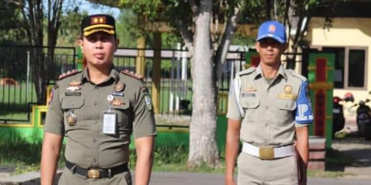 FOTO: IST/MATA KALTENG -Kepala Satpol PP Kabupaten Seruyan, Agus Supriadi (kiri) saat menjadi pembina upacara dalam apel pagi di Mako Satpol PP setempat.