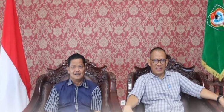 FOTO: PROKOM SERUYAN/MATA KALTENG - Pj Bupati Seruyan, Djainuddin Noor (kiri) saat menghadiri sosialisasi overview kebijakan implementasi SIPD/SIPD-RI dan pelatihan modul penatausahaan SIPD/SIPD-RI di Aula Rujab Bupati Seruyan via zoom meeting.