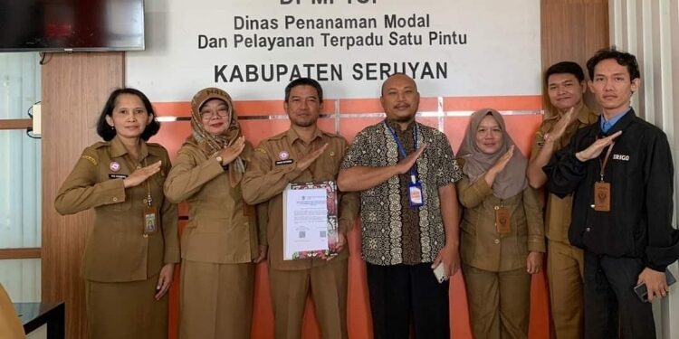 FOTO: IST/MATA KALTENG - Kepala DPMPTSP Kabupaten Seruyan, Agung Setiawan (tiga dari kiri) bersama jajaran saat memperlihatkan hasil penilaian PTSP tahun 2023.