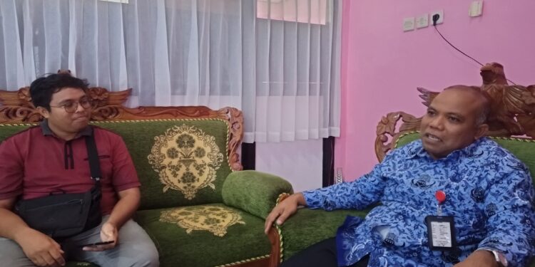 FOTO: ALDI/MATA KALTENG - Kepala DKPP Kabupaten Seruyan, Albidinnor (kanan) saat ditemui oleh sejumlah awak media di ruang kerjanya beberapa waktu lalu.