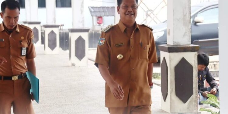 Pj Bupati Seruyan, Djainuddin Noor (kanan).