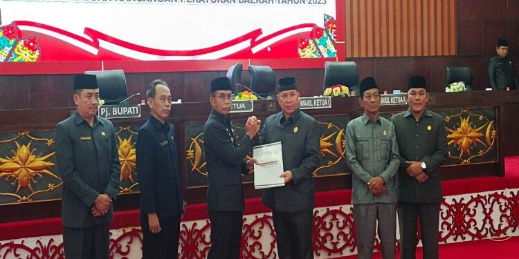 FOTO: MATAKALTENG - Pemkab Mura Serahkan Dua Buah Raperda Kepada DPRD Mura.