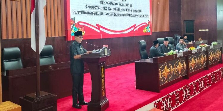 FOTO: MATAKALTENG - Penjabat (Pj) Bupati Murung Raya (Mura), Hermon turut menghadiri menghadiri rapat paripurna ke – 6 masa sidang III dalam rangka penyerahan dua buah rancangan peraturan daerah (Raperda) tahun 2023 dan mendengarkan penyampaian hasil reses anggota DPRD Murung Raya, Senin (6/11/2023).