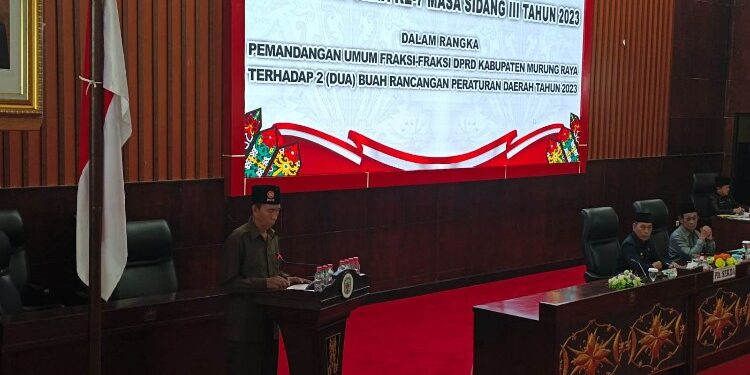 FOTO: MATAKALTENG - Plt. Sekretaris Daerah (Sekda) Murung Raya (Mura), Serampang menghadiri rapat paripurna ke – 7 masa sidang III dalam rangka mendengarkan pemandangan umum fraksi – fraksi DPRD Murung Raya (Mura) terhadap dua buah Rancangan Peraturan Daerah (Raperda) di Gedung DPRD Murung Raya, Selasa (7/11/2023).