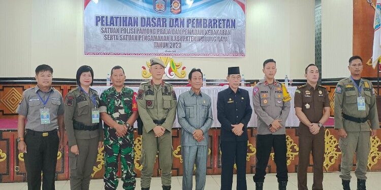 FOTO: MATAKALTENG - Plt Sekrestaris Daerah (Sekda) Murung Raya (Mura), Serampang secara resmi membuka pelatihan dasar dan pembaretan Satuan Polisi Pamong Praja (Satpol PP) dan Pemadam Kebakaran (Damkar) serta satuan penagamanan (Satpam) di Kabupaten Murung Raya yang berlangsung di Gedung Pertemuan Umum (GPU) Tira Tangka Balang, Rabu (8/11/2023).